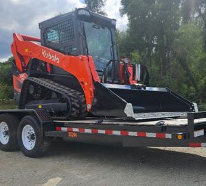 รถบรรทุกตีนตะขาบ Kubota SSV65 มือสอง พร้อมชุดตักดินด้านหน้า รุ่น Platinum แบบมีหลังคา และอุปกรณ์ประกอบเครื่องยนต์หลัก - Product Image 3
