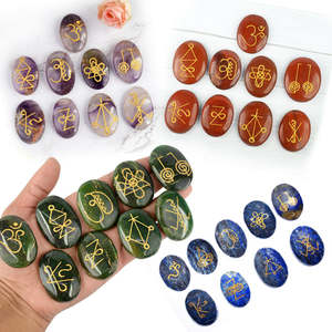 Ensemble de 9 cristaux ovales en pierre naturelle gravés du symbole Karuna Reiki - Product Image 1