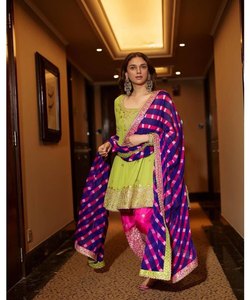 Attrayant Net Casual Wear Top Pant Dupatta Set avec dentelle élégante et broderie florale Designer Velvet Formal Wear - Product Image 1