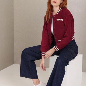 Vestes de baseball courtes personnalisées pour femmes avec des patchs brodés en chenille Fournisseur pakistanais Veste universitaire pour femmes OEM - Product Image 5
