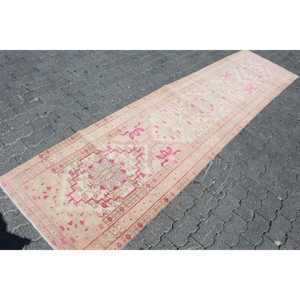 Alfombra Vintage de Lana Turca Abstracta Rosa de 2.7x10.6 pies - Product Image 3