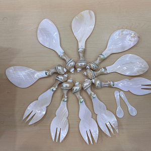 Cuchara de concha marina hecha a mano de Vietnam: hecha a mano con concha y Perla real, acento impresionante para configuraciones de mesa tropical o oceánica - Product Image 4