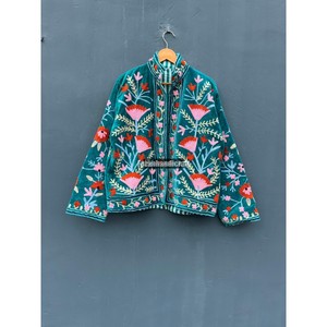 Venta al por mayor de punto de algodón flores bordado acolchado Chaqueta corta hecha a mano de terciopelo verde Suzani Unisex Party Wear abrigo - Product Image 5