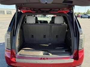 Rojo 2024 C H e V R o L E T Tahoe Z71 4WD con ruedas de aleación Asientos de cuero Sistema de navegación Arranque remoto Android Auto Sunroof - Product Image 2