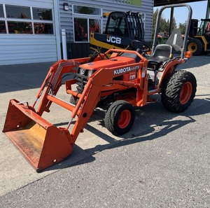 Tractor Kubota B7500HSD-Tractor utilitario compacto para granjas pequeñas y paisajismo - Product Image 1