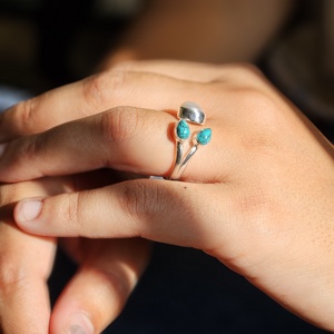 Anillo de Plata Ajustable con Perla Turquesa Tres Piedras Preciosas Peso Ligero para Bodas y Fiestas - Product Image 4