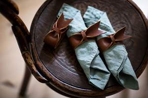 Ronds de serviette en cuir fabriqués à la main, adaptés aux élégants dîners d'hiver en famille et au style de table haut de gamme - Product Image 6