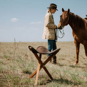 Taburete Plegable de Cuero Vacuno de Alto Rendimiento con Patas de Madera de Alta Calidad, Silla de Caza, Soporte para Lámpara de Pesca y Camping al Aire Libre - Product Image 6