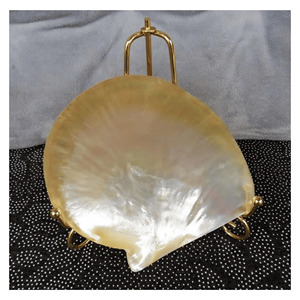 Plateau en nacre, plat en coquille naturelle pour servir des collations, présenter des bijoux et décorer une table, fabriqué au Vietnam - Product Image 1