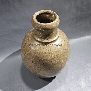 Vase en métal artisanal au design élégant dans un abat-jour brun terreux avec forme ronde classique pour un style d'intérieur sophistiqué - Product Image 1