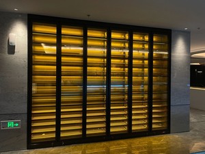 Mueble para Vino de Madera de Roble Macizo Negro Moderno y de Lujo, Exhibidor de Vino de Acero Inoxidable, Modular y Ajustable para 30-39 Botellas, para el Hogar - Product Image 1
