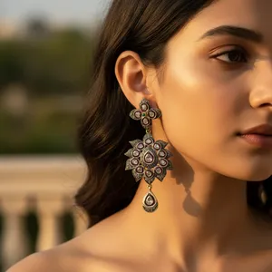Magnifiques boucles d'oreilles en diamant pour femmes avec placage or et design audacieux - Product Image 2