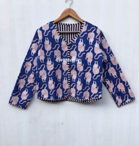 เสื้อแจ็คเก็ตสไตล์โบฮีเมียนลายเสือพิมพ์ลายผ้าฝ้ายสำหรับฤดูใบไม้ร่วงและฤดูหนาว เสื้อโค้ทสตรีทแวร์แบบกลับด้านได้ เสื้อแจ็คเก็ตสำหรับฤดูร้อน งานแฮนด์เมดจากอินเดีย - Product Image 1