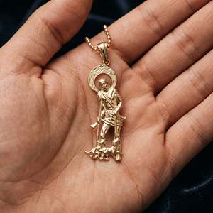 Colgante de Halo de San Cristóbal en Plata Sanctum, Joyería Religiosa Devocional con Acabado Plateado Pulido, Collar Espiritual Unisex - Product Image 4