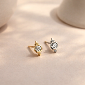 Petites boucles d'oreilles clous en zircon et perle en laiton plaqué rhodium - Product Image 3