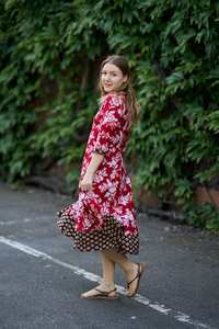 Vestido Estampado a Mano en Color Escarlata, Largo hasta la Pantorrilla, Estilo Bohemio, Floral, Rojo y Blanco, Informal, Ocasional, Hecho a Mano, Moda Ética - Product Image 3