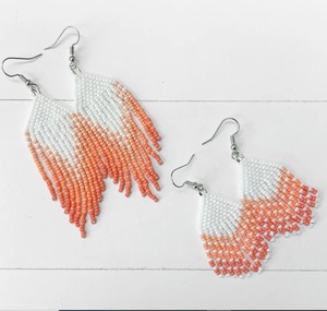 Pendientes de cuentas degradadas de alta calidad en tonos melocotón, coral, rosa salmón y blanco / Flecos de cuentas ombré en 2 tamaños - Product Image 1