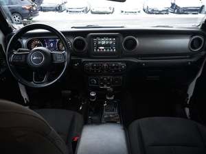 Jeep Gladiator Sport Crew Cab 4WD 2023, Color Oscuro Intenso, Usado, Volante a la Izquierda, Arranque Remoto, Asientos de Tela, Paquete de Equipamiento Popular - Product Image 5