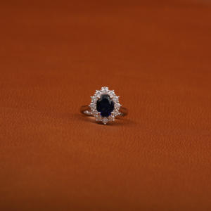 Anillo de compromiso de lujo Halo de corte ovalado con piedra central de diamante de laboratorio azul oscuro joyería de estilo clásico certificada por IGI - Product Image 3