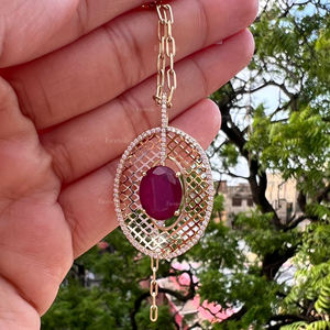 Collier pour femme en or jaune 18 carats avec pendentif en diamant naturel et rubis ovale, fait à la main, pour fiançailles, anniversaire, fabricant indien - Product Image 5