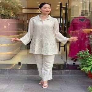 Conjunto de Cordón Bordado en Seda Chanderi Premium VASTRA COTTAGE con Forro de Algodón, Conjunto Étnico de Diseño para Mujer, Ropa Festiva - Product Image 1