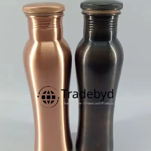 Bouteille en cuivre design parfaite pour les amateurs de yoga et de mode de vie sain avec style Tradebyd - Product Image 1