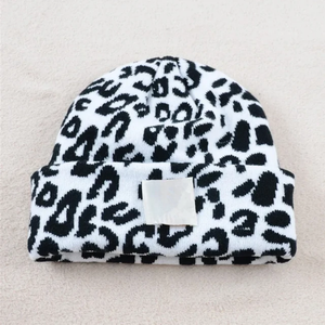 Nouveau design de bonnets tricotés pour l'hiver en jacquard de vache bonnet personnalisés en vrac avec logo en cuir - Product Image 5
