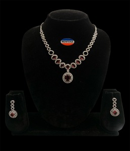 Ensemble de collier et boucles d'oreilles en pierre AD de qualité supérieure avec placage au rhodium et éléments de perles idéaux pour les amateurs de bijoux de mode - Product Image 4