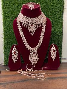 Ensemble de collier de mariée en or rose de luxe avec boucles d'oreilles Maang Tikka |   Ensemble de bijoux de mariage effet diamant - Product Image 5