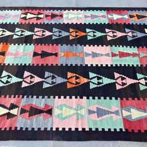 Alfombra Turca Vintage de 5.7x7.9 pies (174x240 cm), Alfombra Kilim Negra con Diseño Floral Rojo - Product Image 4