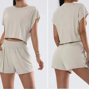 เซ็ตกางเกงขาสั้นออกกำลังกายสำหรับผู้หญิงชุดออกกำลังกายและเสื้อโยคะทรงหลวม/ชุดเสื้อผ้าสีพื้นโลโก้ออกแบบได้ตามต้องการแบบลำลอง2ชิ้น - Product Image 3
