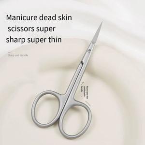 Ciseaux à cuticules professionnels de haute qualité en acier inoxydable incurvés et durables pour la manucure - Product Image 3