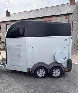 Nuevo diseño original de semirremolque con paredes laterales de acero para transporte de ganado y caballos, con eje para caballos, neumáticos 12R22.5, capacidad de carga de 1400 kg. - Product Image 3