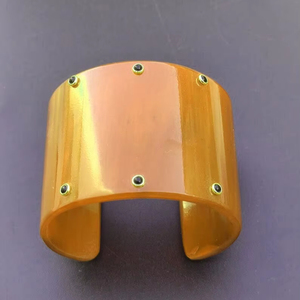 Brazalete de Cuerno de Búfalo Pulido de Alta Calidad para Mujer, Joyería Moderna Hecha a Mano y Ecológica - Product Image 1