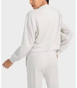 เสื้อสเวตเตอร์แบบสวมหัวคอกลมผ้าฝ้ายสำหรับผู้หญิงเสื้อสเวตเตอร์ครอปสำหรับฤดูใบไม้ร่วงพร้อมโลโก้อย่างอบอุ่นอยู่ด้านหน้า - Product Image 4