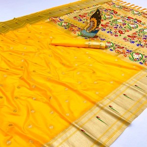 Sari en soie Paithani douce VASTRA COTTAGE avec motifs tissés en zari, pallu de paon riche en meenakari, bordure Munia et pièce de blouse en soie - Product Image 6