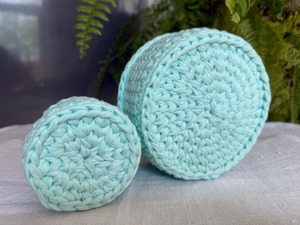 Ensemble de 2 petits paniers en macramé rose faits à la main pour ranger les clés, les bijoux et les objets essentiels, organisateur élégant pour la décoration de la maison en provenance d'Inde - Product Image 3