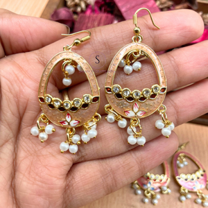 Clásico diseñador moderno Jhumkaas pendientes forma de huevo flor patrón diseñador pendientes esmalte trabajo con perla gota pendientes colgantes - Product Image 2