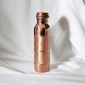 Bouteille d'eau en cuivre réutilisable écologique pour le bureau, la maison, le yoga, la salle de sport et les voyages en plein air avec un design martelé élégant - Product Image 6