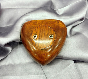 Urna de corazón con estampado de pata de madera, pequeña urna de cremación de recuerdo para cenizas de mascotas, madera marrón en forma de corazón con caja y soporte - Product Image 5
