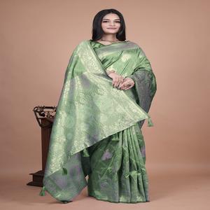 Elegante Sari de seda Banarasi con rico tejido de plata Zari Motivos tradicionales Borde de contraste Ropa festiva - Product Image 3