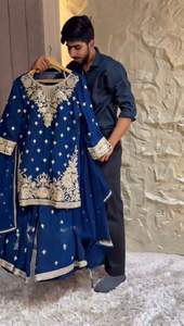 Buscando este hermoso traje de diseñador del mismo color en tela Heavy Chinon con interior y trabajo de hilo y secuencia y Sharara - Product Image 4