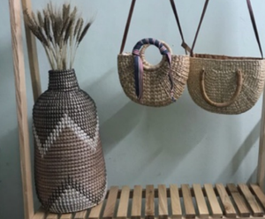 Jarrón Moderno de Seagrass Tejido a Mano para Decoración del Hogar, Estilo Boho, Decoración de Mesa, Hecho a Mano en Vietnam, King Craft VIET, Color Personalizable - Product Image 4