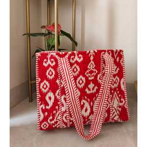 Sac fourre-tout festif rouge carré en coton et coton recyclé avec fermeture magnétique et rembourrage matelassé pour usage promotionnel - Product Image 1
