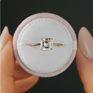 1,88 CT Asscher Cut Incoloro Moissanite Solitario Anillo 10K Oro Amarillo-Elegante y Lujoso - Product Image 2