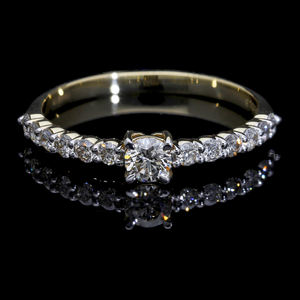 Bague de fiançailles en or jaune 14 carats avec bague en diamant classique à griffes avec diamants naturels brillants au centre - Product Image 1