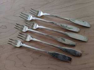 ชุดส้อมช้อนสแตนเลสแบบตั้งโต๊ะ คุณภาพพรีเมียม สำหรับร้านอาหาร โรงแรม ใช้เสิร์ฟอาหาร และใช้ในครัวเรือนอย่างมีระดับ - Product Image 3