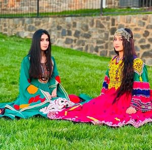 Salwar Kameez en soie élégante personnalisée du fabricant Robe afghane traditionnelle pour femmes et filles 615 pièces en vente - Product Image 3