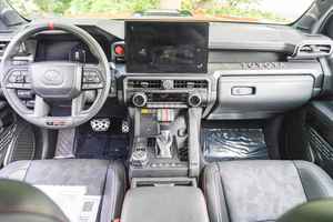 CLEAN 2024 T o o t a Ta-coma TRD Pro Double Cab 4X4 Turbo Hybrid 4 cylindres, Différentiel arrière verrouillable, principalement - Product Image 4