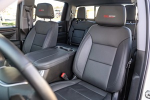 Camioneta Blanca 2024 Supercharged G-M C Sierra 1500 6.2L 4×4 Edición Deportiva con Parrilla Cromada y Faros LED - Product Image 3